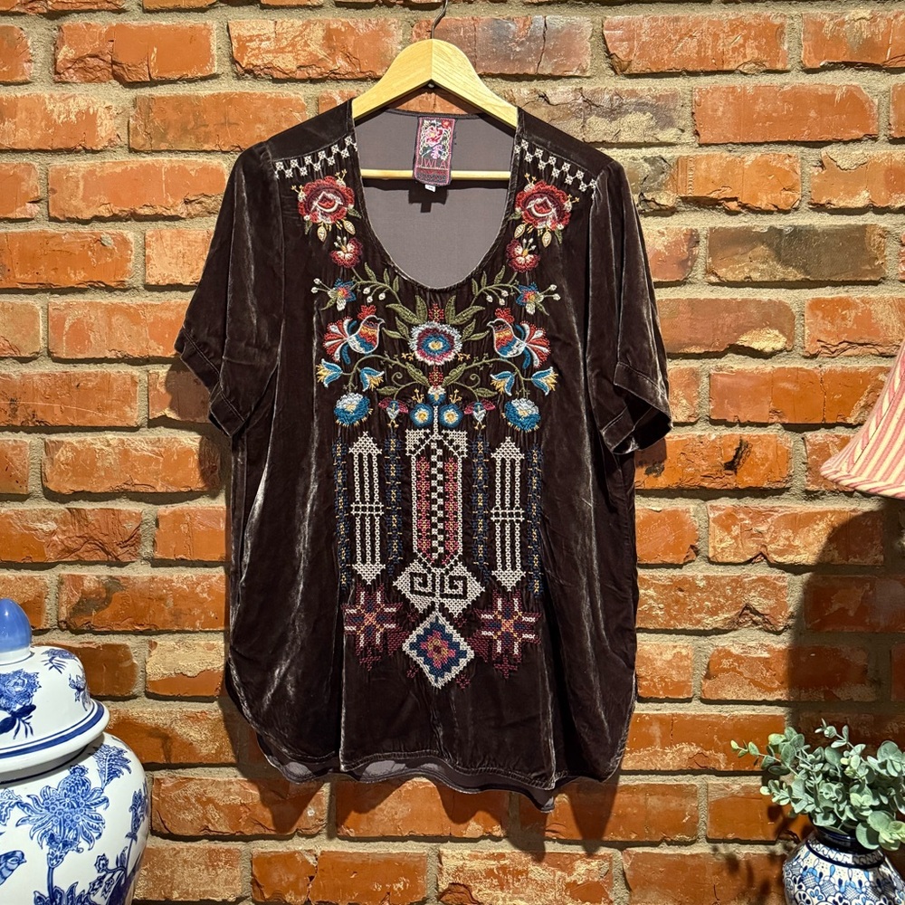 Johnny Was Tunic Top Short-Sleeve Embroidered Crushed Velvet Tee in Coffee Med
